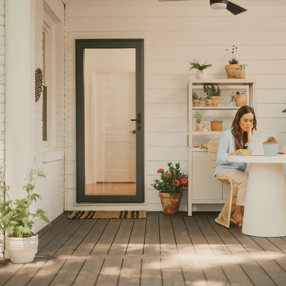 Front entry featuring a Larson storm door